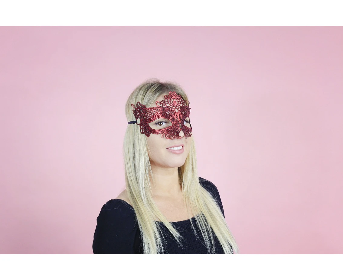 Maseczka ażurowa "Czerwona nieznajoma" KK