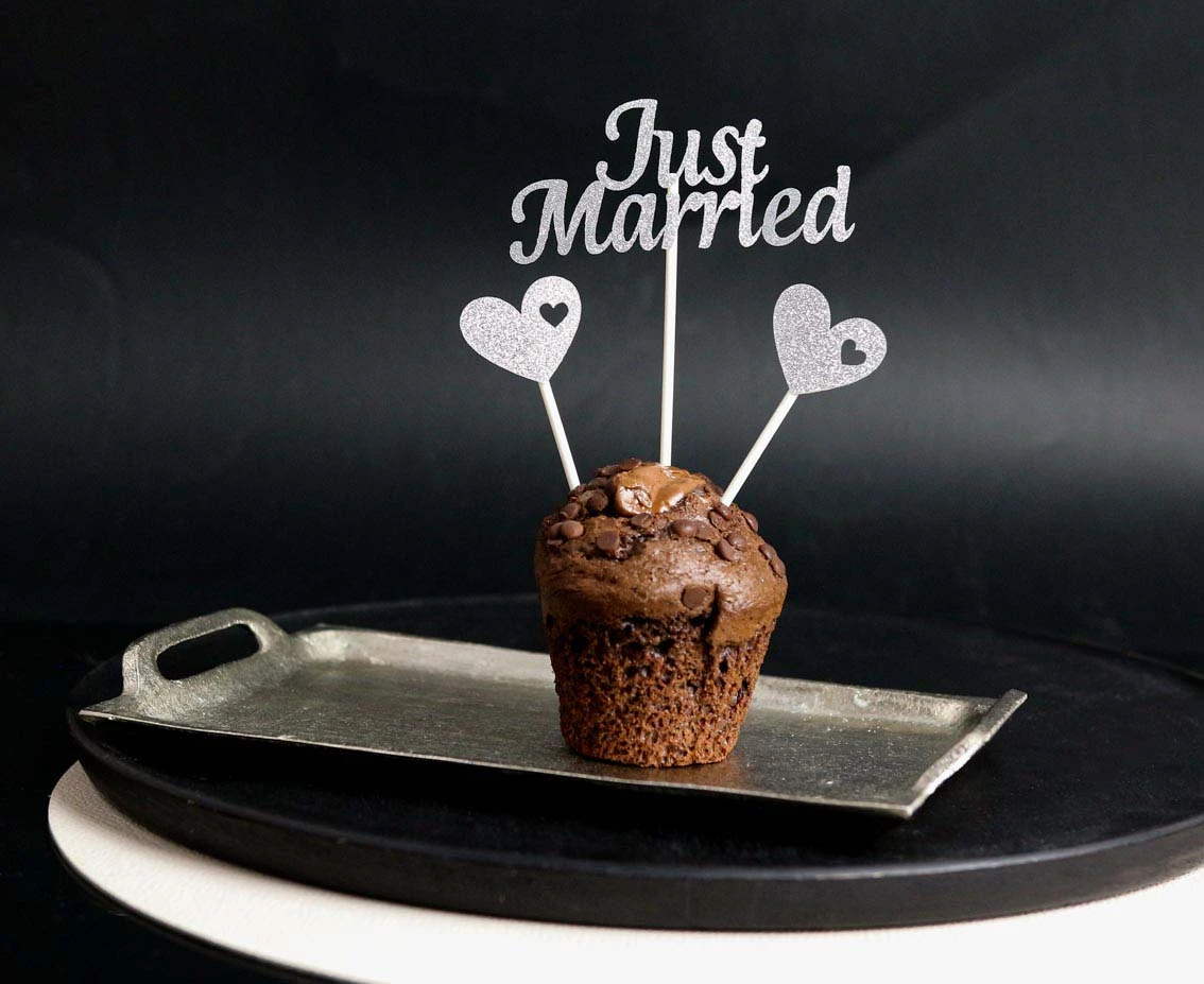 Pikery papierowe W&C Just Married, srebrne brokatowe, 5 szt.