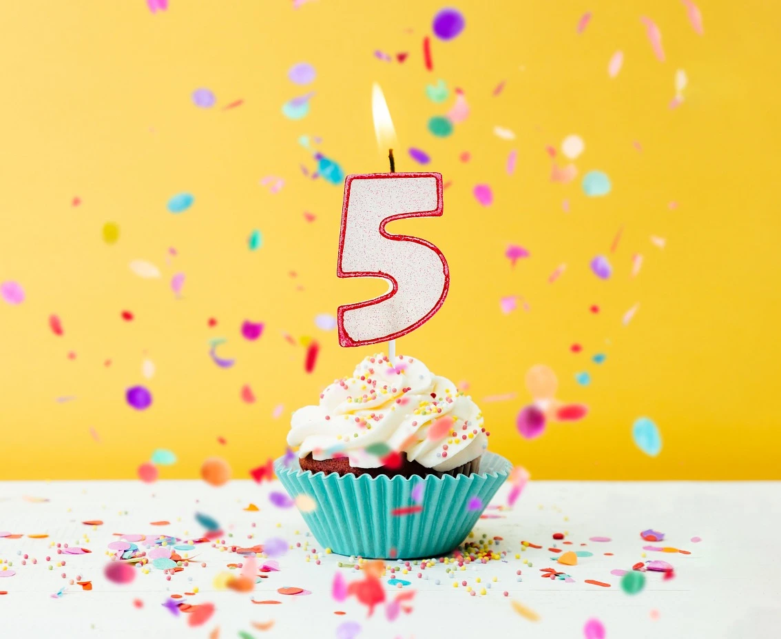 Świeczka cyferka z brokatem, czerwony kontur "5", 6 cm KK