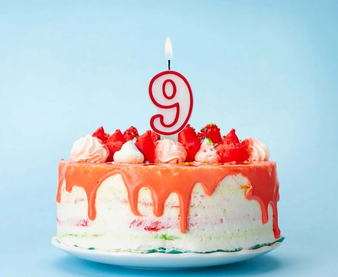 Świeczka cyferka "9", czerwony kontur 8 cm