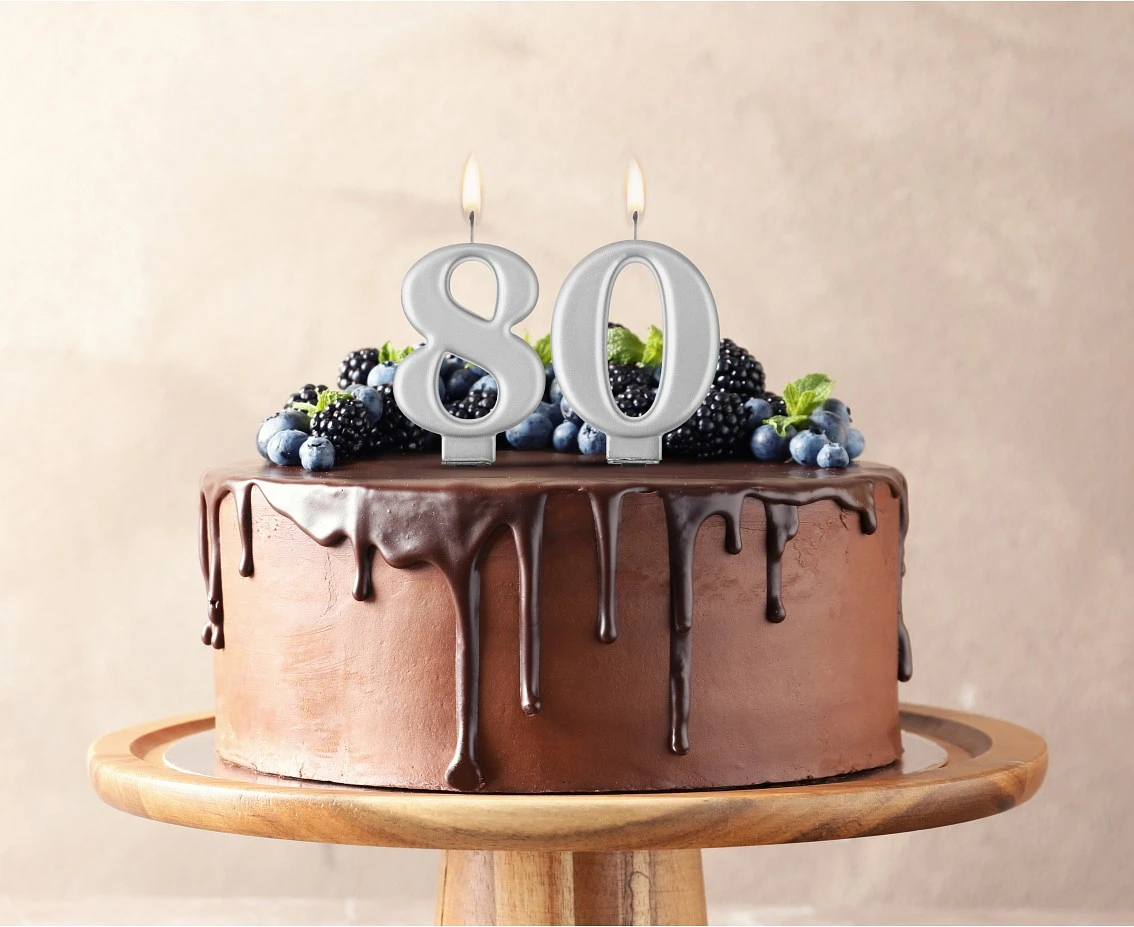 Świeczka B&C cyferka 8, metalik srebrna, 8 cm