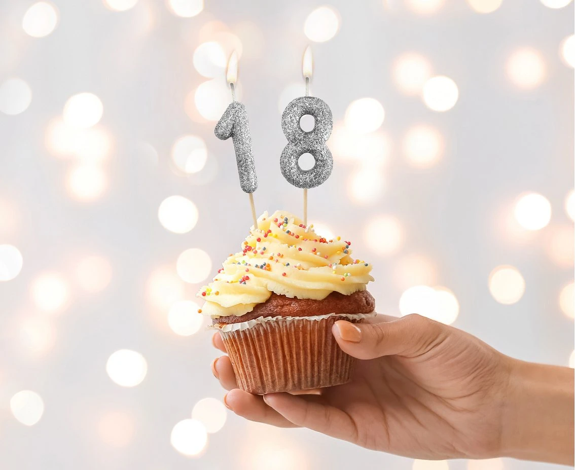 Świeczka piker B&C cyferka 8, srebrny bio brokat, dł. całkowita 11,5 cm